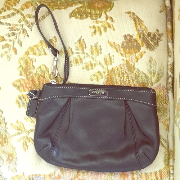 Coach Handbags - COACH wristlet leather handbag 👝